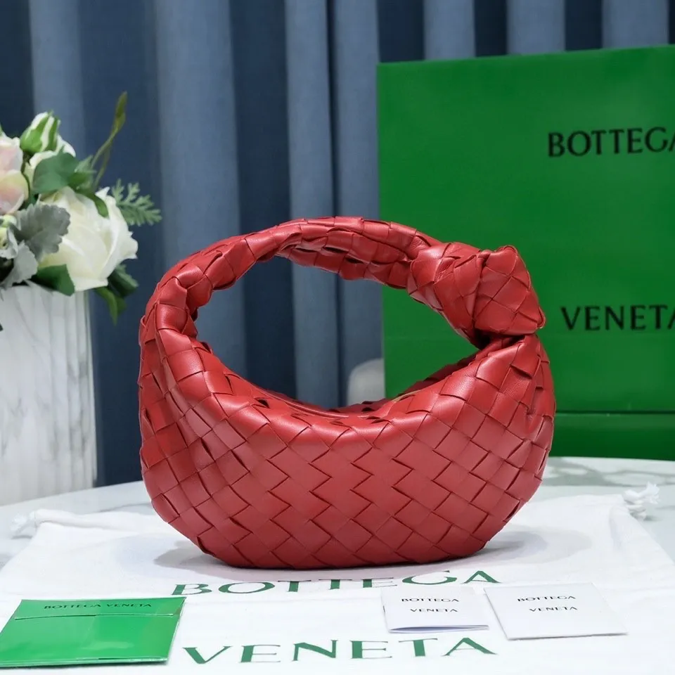 Batch 1120 BV Bottega Veneta's new early spring women's MINI JODIE handbag BV bag 🔥The new method is based on the original rounded corners, knotted with classic woven leather round hobo bag, The most iconic triangular pull-out design, using sheepskin draped soft shape, is super suitable for concave shapes~ Jodie feels really gentle to people, and is definitely the best item for daily matching. It has the same weave, new elements and twists, is compact and versatile, and is the new favorite of street style Internet celebrities! Dimensions: 23x28x8 Model: 6699-1